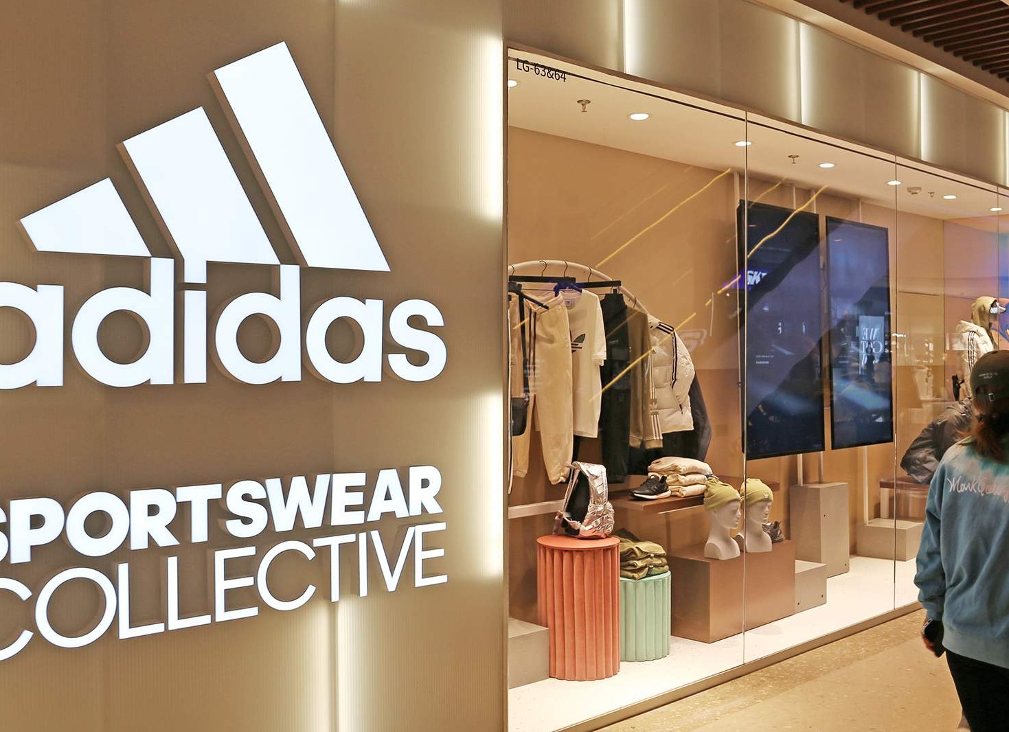 По встречным полоскам: россияне рискуют лишиться товаров Adidas из-за войны в Иране